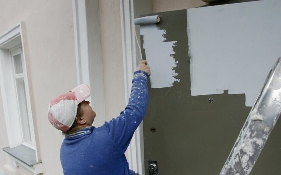 Маляр за работой.