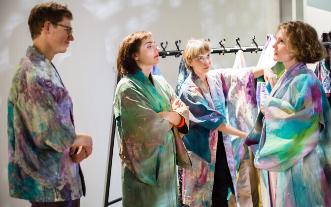 Merike Estna (pildil parempoolne). Jakkmaalid/Maaljakid. Akrüül ja siidivärv siidil ja puuvillal. Osalesid kaks muuseumitöötajat, kes kandsid ühte maalidest igapäevaselt näitusel töötades. Ka külastajad said jakki selga proovida. KUMU kunstimuuseum, Talli