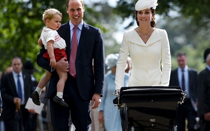 Prints William ja hertsoginna Catherine koos prints George'i ja printsess Charlotte'iga saabuvad ristimisele.