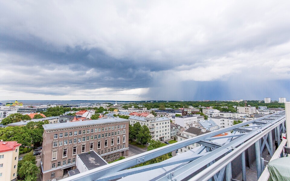 Грозовые тучи над Таллинном.