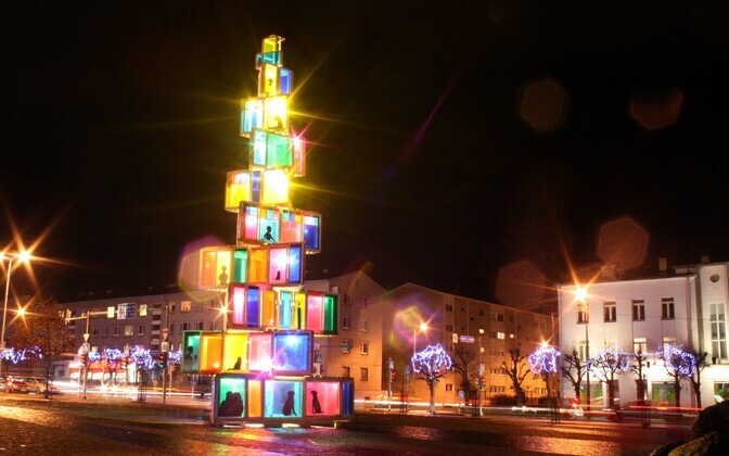Rakvere 2015. aasta jõulupuu särab tuledes.