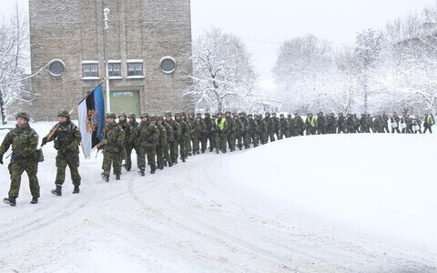 1. jalaväebrigaadi suurtükiväepataljoni sõdurid. Illustreeriv foto.