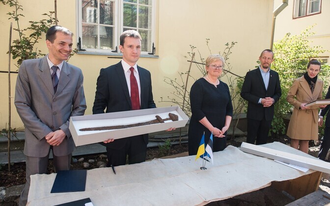 Эстония передала Украине древний меч эпохи викингов.