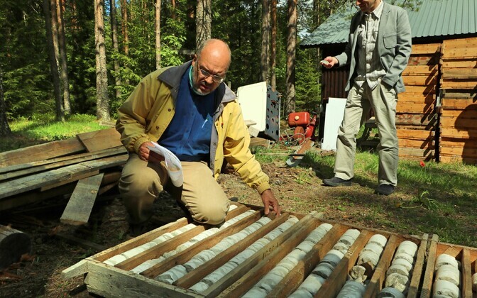 Leho Ainsaar juhatab puursüdamike abil jalutuskäiku maapõue.