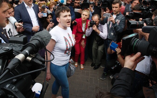 Nadia Savtšenko taas Ukraina pinnal, Borõspoli lennuväljal 25. mail.