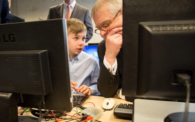 Премьер-министр Рыйвас и принц Эндрю посетили урок программирования в гимназии Пельгулинна.