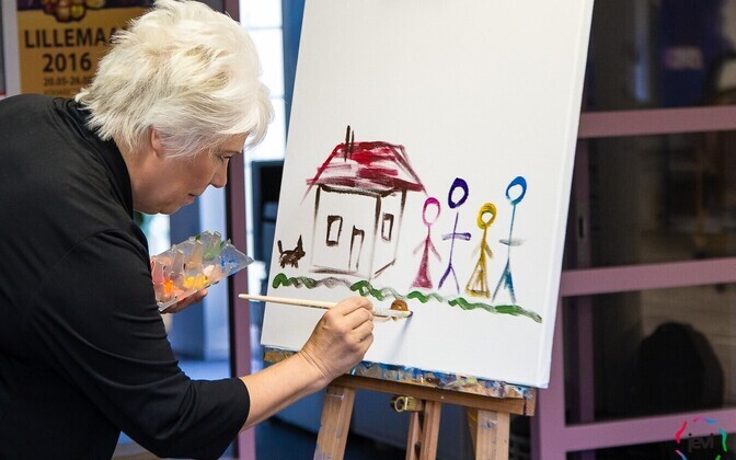 Marina Kaljurand joonistamas