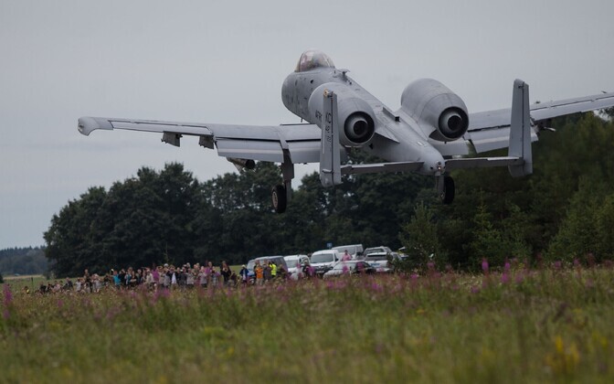 Crowds came to watch as USAF A-10 Warthogs practiced landing, taking off from Estonian highway. August 1, 2016.