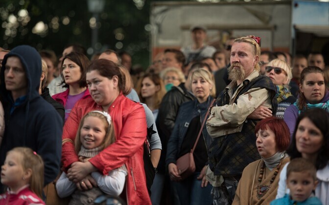 В понедельник вечером на горке Харью в Таллинне эстонские музыкальные группы исполняли песни легендарного Виктора Цоя.