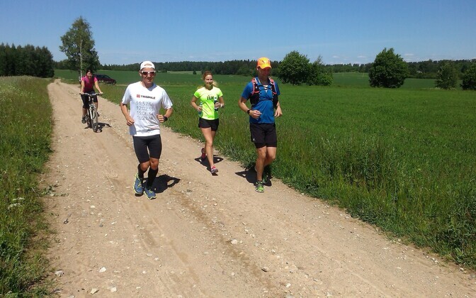 Rait Ratasepp Eesti ultratriatloni viiendal päeval jooksmas neljandat maratoni. Jooksul oli alati kaasas saatemeeskond, kelleks sellel pildil olid Silva Suvi, Kristi Aruküla ning spontaanselt liitunud Elmo Soomets.