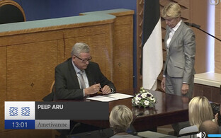 Peep Aru ametivannet allkirjastamas.