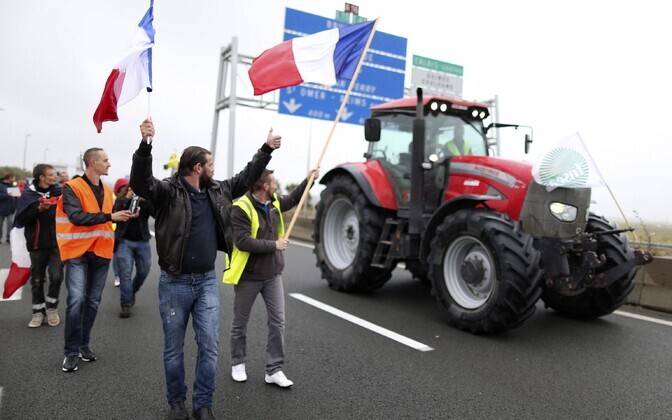 На акцию протеста собрались французские дальнобойщики, грузчики и фермеры