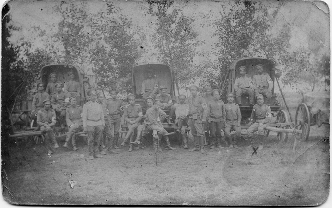 Vene armee sõdurid Łomża kubermangus Malahowi külas 15. juulil 1915. Esireas paremalt esimene eesti päritolu Vassili Truvert.