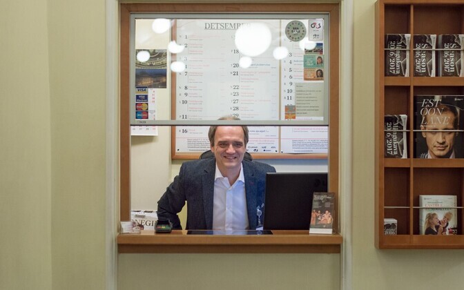 Piletikassas teenindab poistekoori direktor-dirigent Hirvo Surva