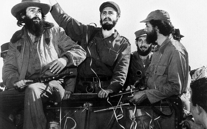 Fidel Castro (keskel) 1959. aasta jaanuaris pärast mässajate kätte langenud Havanna tagasi võtmist.