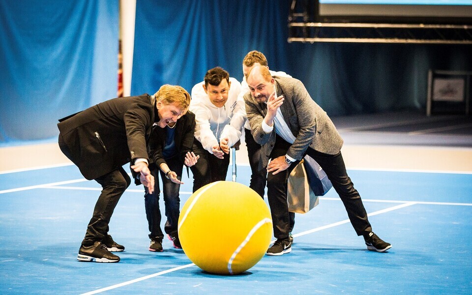 Tallinki omanikud kontserni tennisekeskuse avamisel.
