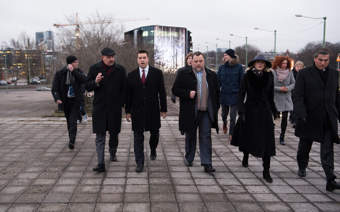 Valitsuse ja Tallinna linnavalitsuse esindajad detsembris linnahalli juures.