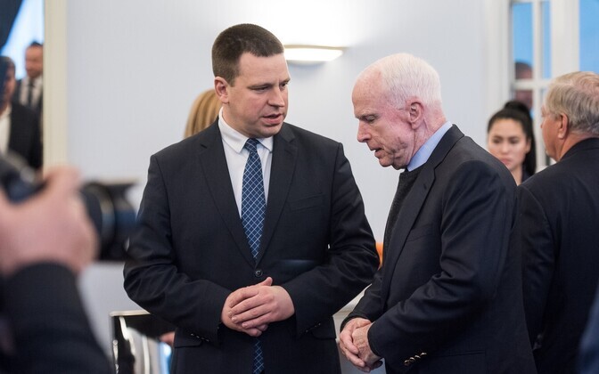 Senaator John McCain ja peaminister Jüri Ratas 2016. aasta detsembris Tallinnas Stenbocki majas.