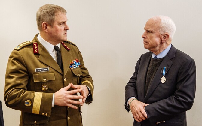 USA senaator John McCain sai kaitseväe juhatajalt teenetemärgi.