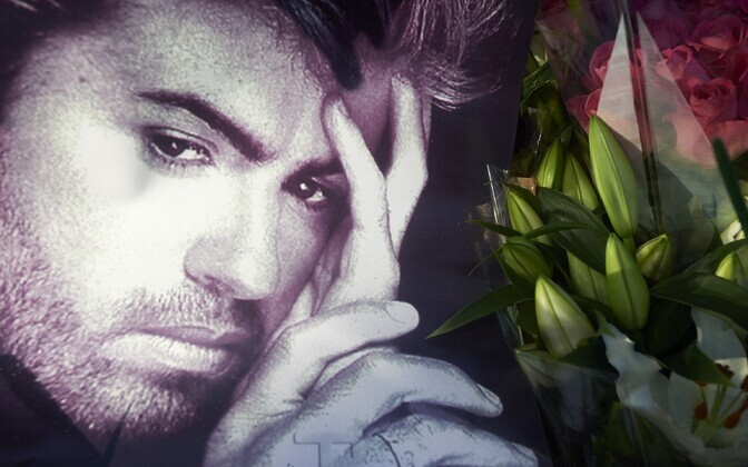 Fännid mälestavad George Michaelit lillesülemitega
