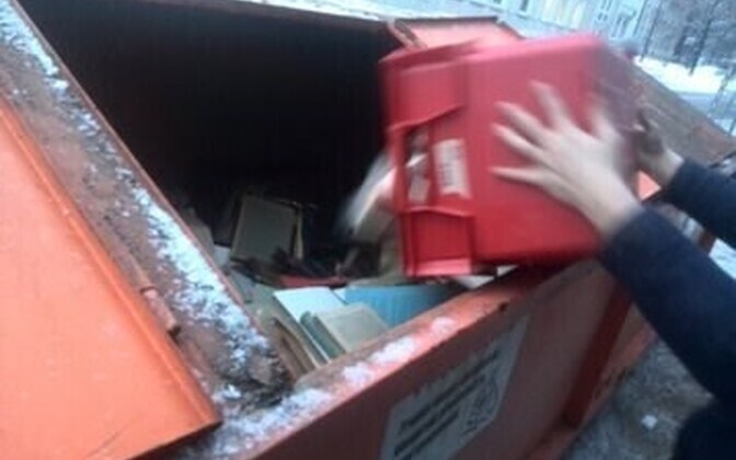 Книги выбрасывают так, что у них отваливаются обложки.