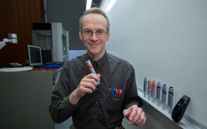 TÜ analüütilise keemia professoril Ivo Leitol on alati kaasas vähemalt viis eri värvi markerit, et seletatut tahvlil arusaadavamalt näitlikustada.