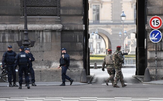 Politseinikud ja sõdurid Pariisis Louvre'i lähistel.