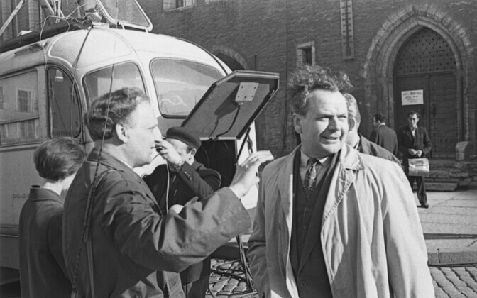 Ajakirjanik Valdo Pant ja režissöör Endel Nõmberg, reportaaž Raekoja platsil. 1960ndad