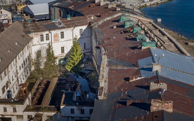 Tormituul viis merekindluselt mitukümmend meetrit plekkkatust.