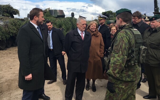 Маргус Цакхна (слева) нашел общий язык с главой Пентагона (в центре).