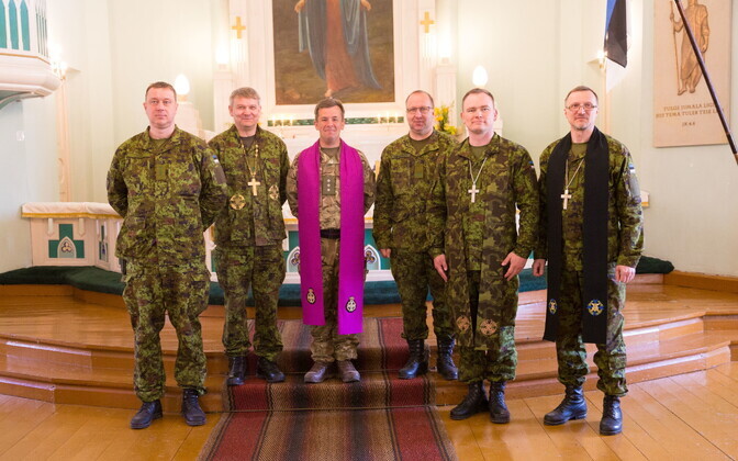 Ühendkuningriigi ja Eesti kaplanid Tapa Jakobi kirikus emadepäeva jumalateenistusel.