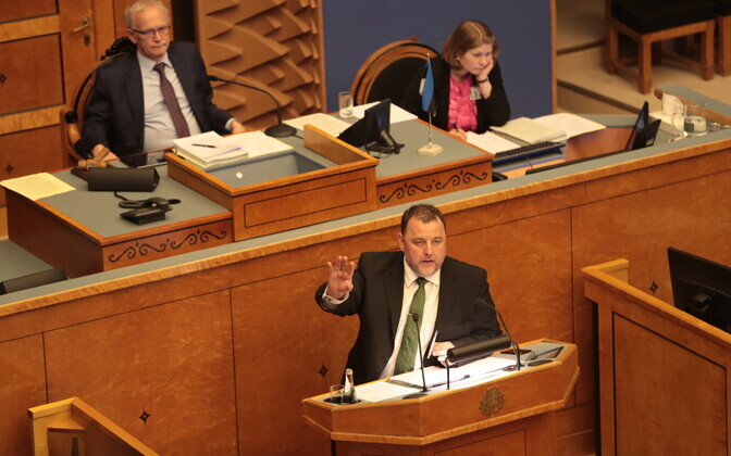 Перерыв на ночном заседании Рийгикогу.