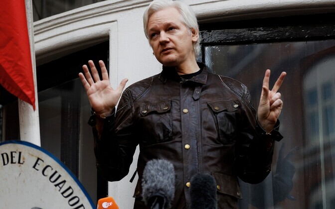 Julian Assange Londonis Ecuadori saatkonna rõdul.
