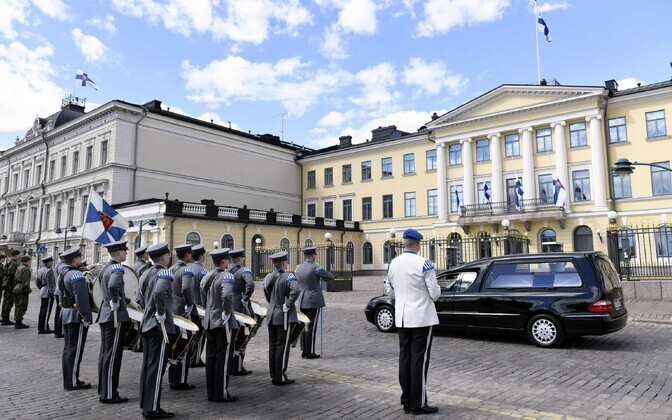 Soomes saadeti viimsele teekonnale president Mauno Koivisto.