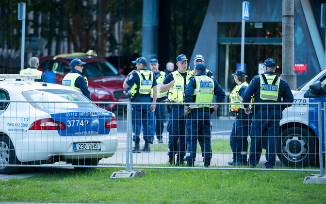 Закрытие движение перед отелем Hilton.