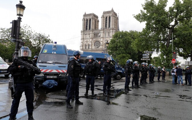 Notre Dame'i juures rünnati politseinikku.