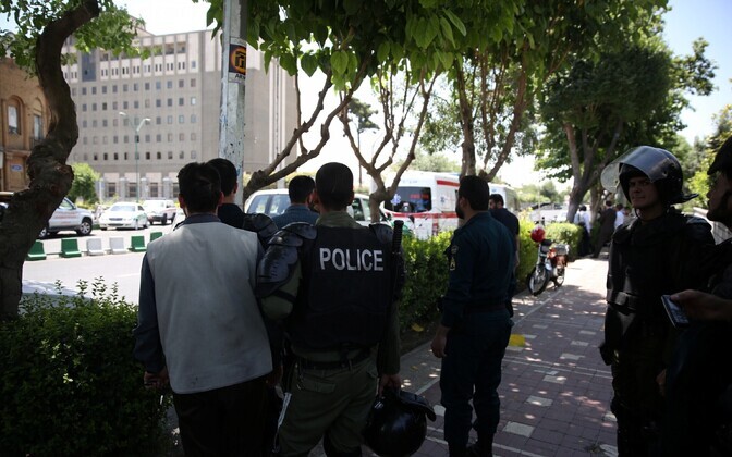 В Тегеране террористы напали на парламент и мавзолей аятоллы Хомейни