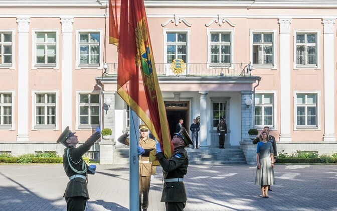 Поднятие флага Черногории в Кадриорге.