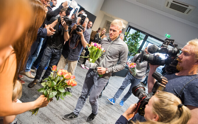 Торжественная встреча Тянака и Ярвеоя в аэропорту.