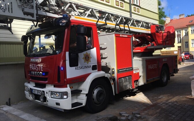 Päästjad Tallinnas Kreutzwaldi ja Tartu maantee nurgal.