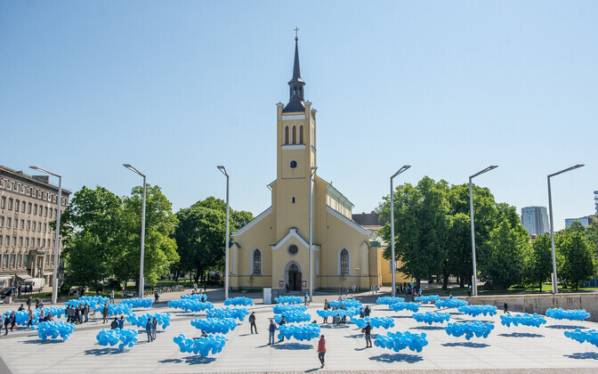 Balloon installation in Tallinn's Freedom Square in memory of the victims of the June 1941 deportations.