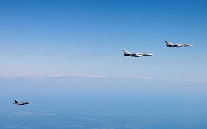 Soome hävitaja ja kaks sõjalennukit Su-24.
