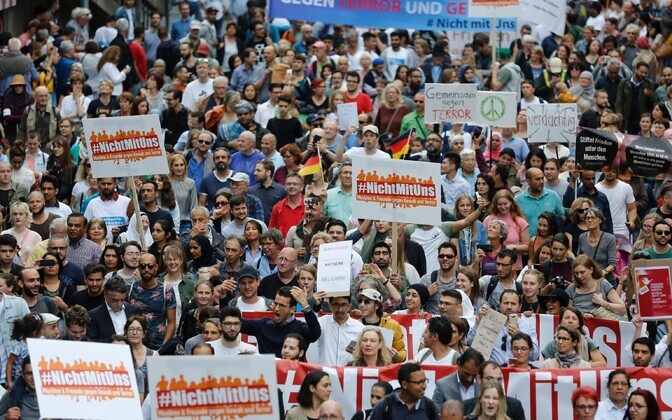 Moslemid marssisid Kölnis terrorismi vastu.