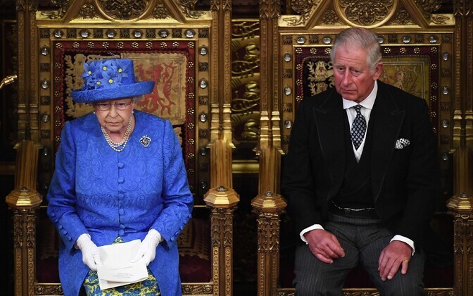 Kuninganna Elizabeth II parlamendis kõnet pidamas.