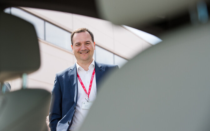 ... pööratakse pea vähemalt 20 kaamerasilma poole. Toomasel on pea pisut õigemini kaldus, kui reporteril.