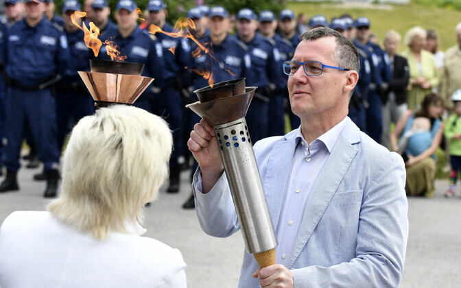Прибывший из Раквере огонь Яновой ночи был торжественно передан руководителям всех местных самоуправлений уезда.