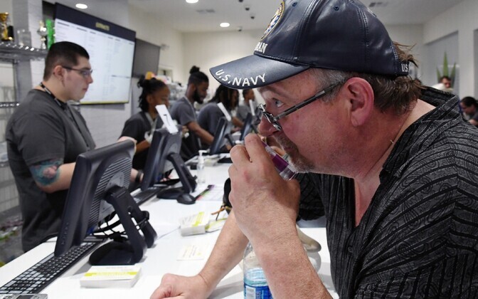 В Лас-Вегасе в магазинах, где продается марихуна, образовались очереди.