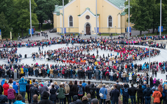 Танцоры на площади Вабадузе.