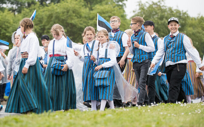 Шествие участников Молодежного праздника песни и танца.