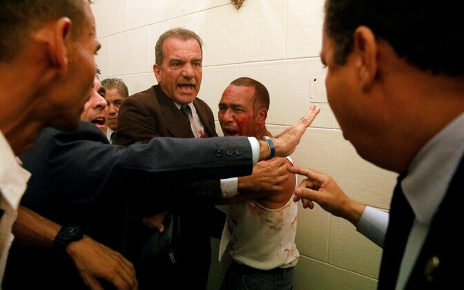 Valitsusmeelsed aktivistid tungisid Venezuela parlamenti.